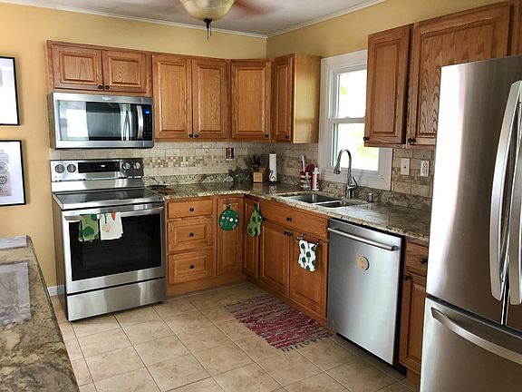 Updated kitchen w/ newer stainless steel appliances