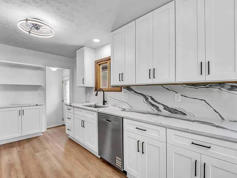 248 Gladys Dr — Photo 8