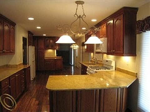 Recently updated kitchen w/ all the modern amenitites!