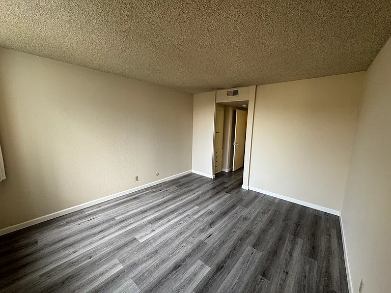 Imperial Apartments — Photo 9