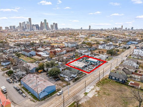 4th image of 902 Boundary St