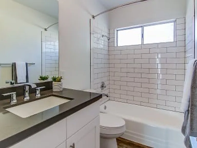570 N Los Robles Ave — Photo 13