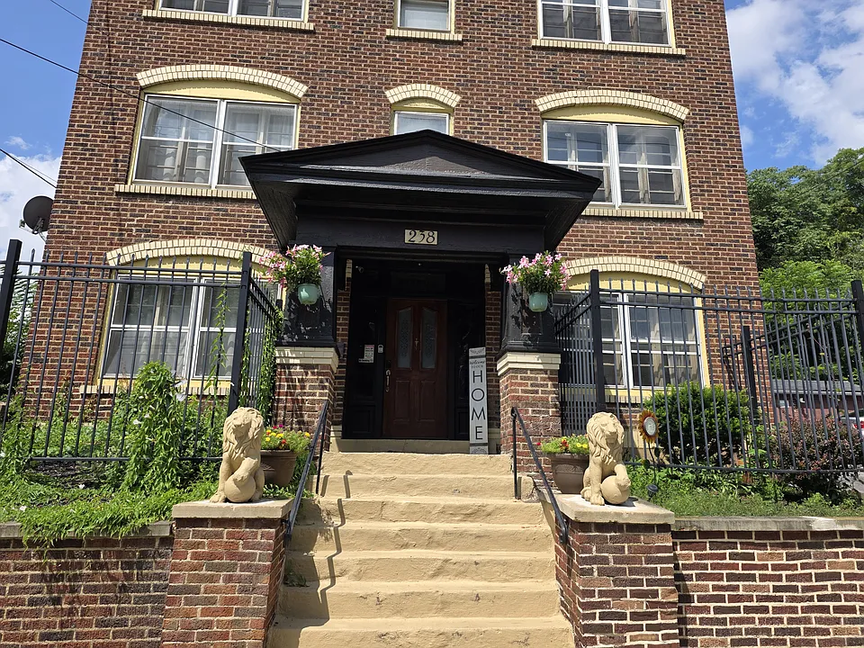 238 Rhodes Ave #4