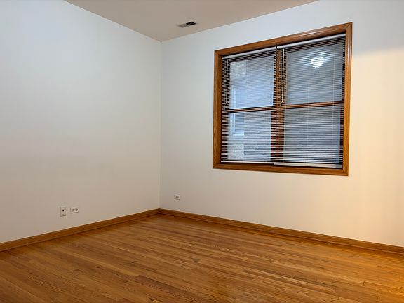 2nd image of 4014 N Kenmore Ave #2
