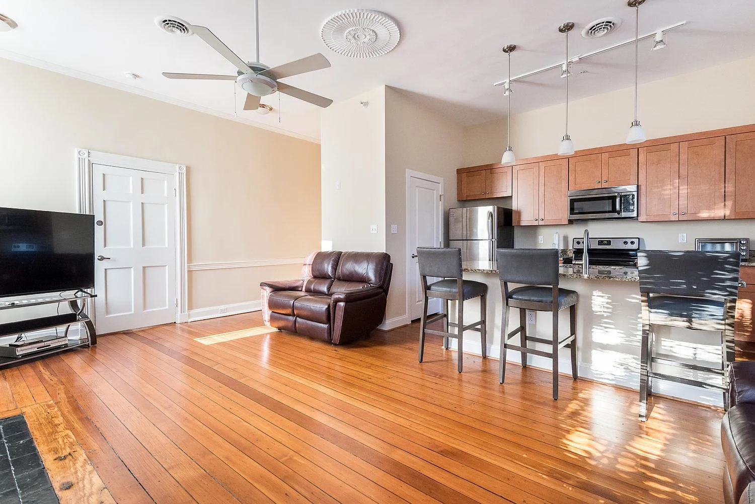 Columbia Apartments — Photo 3