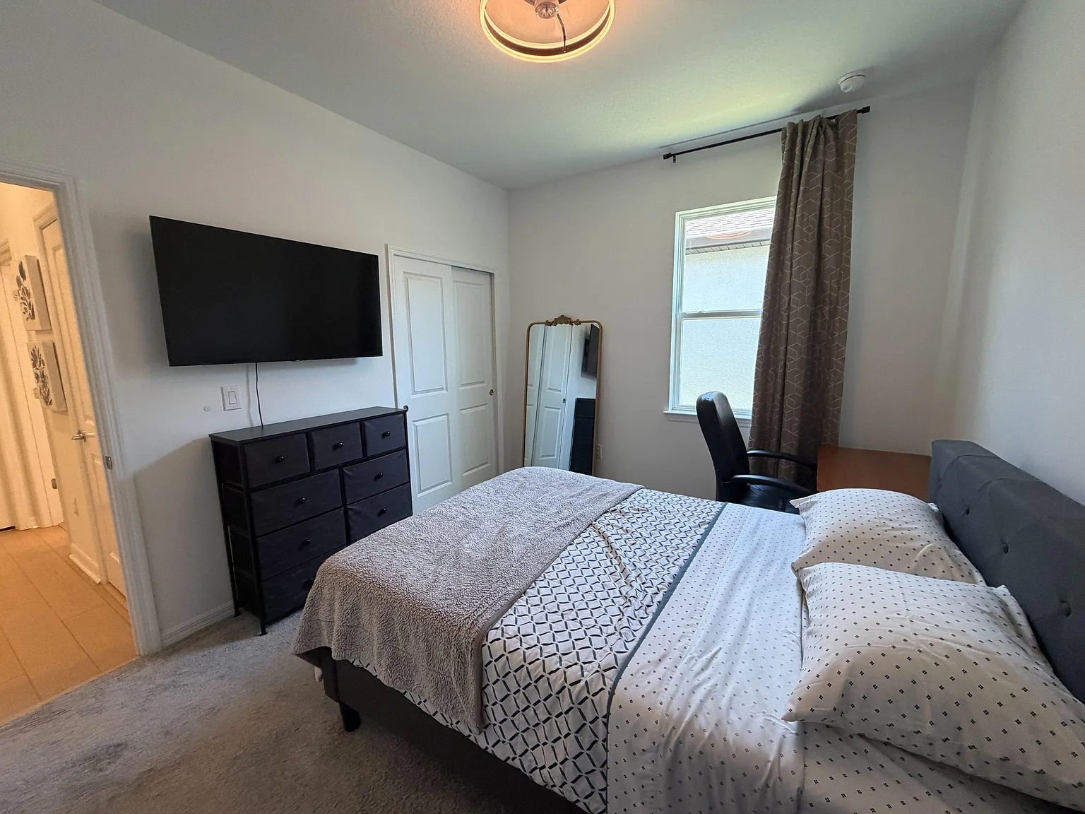 1 bed, 1.0 bath, 1699 sqft, $1,139 — Photo 2