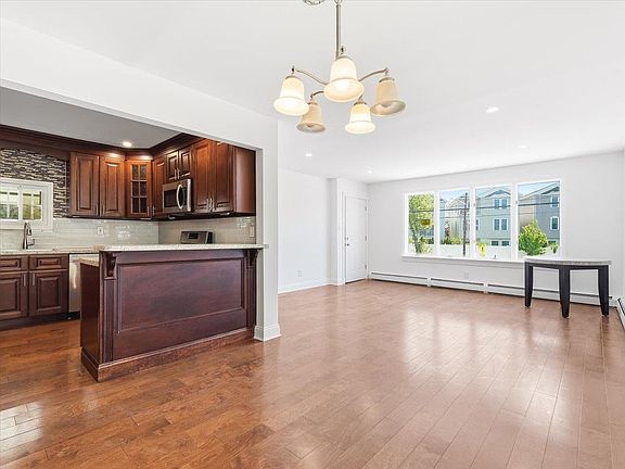 4th image of 137 Kennedy Blvd #1