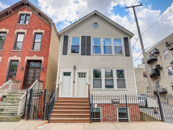 1371 W Crystal St APT C, Chicago, IL 60642