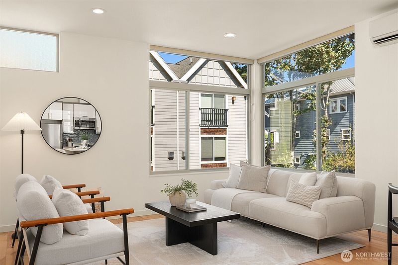 4th image of 464 NE Maple Leaf Place #B
