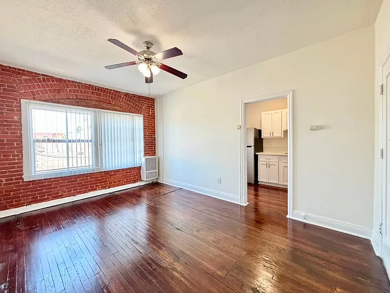 147 S Normandie Ave — Photo 2