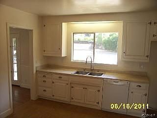 5th image of 919 Emerson Pl