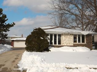 8452 Surrey Dr, Tinley Park, IL 60487