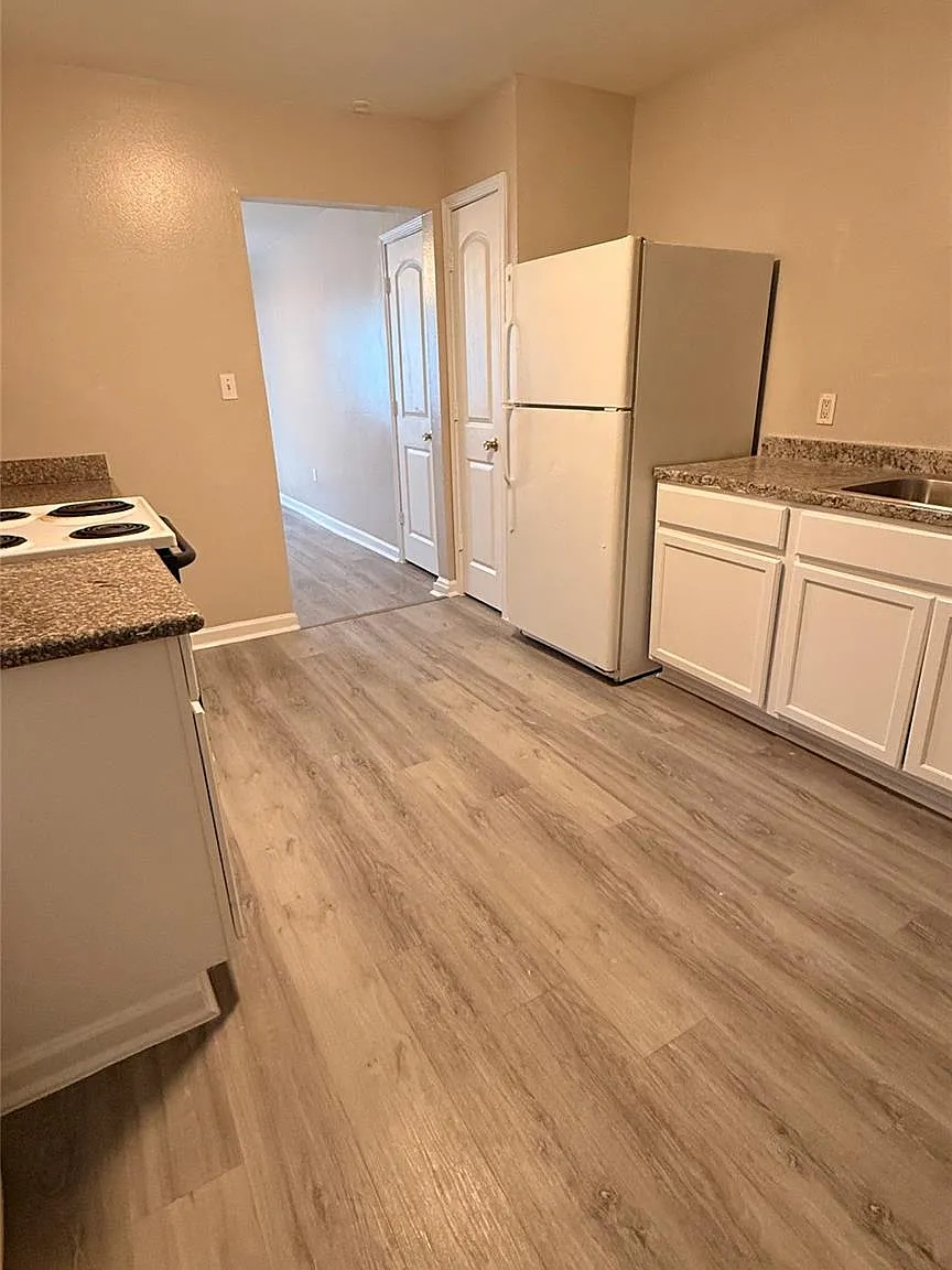2 bed, 1.0 bath, 800 sqft, $1,100 — Photo 2