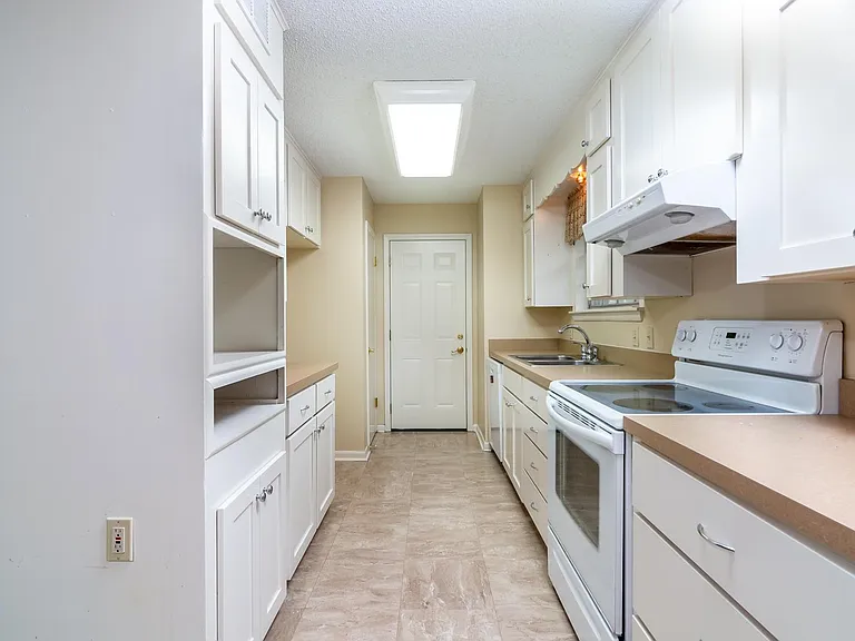 9601 Temple Dr — Photo 9