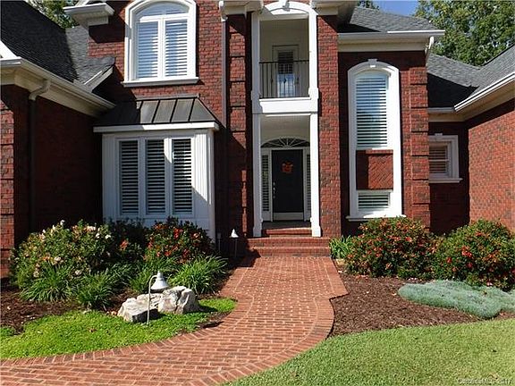 2nd image of 924 Maple Hill Ln