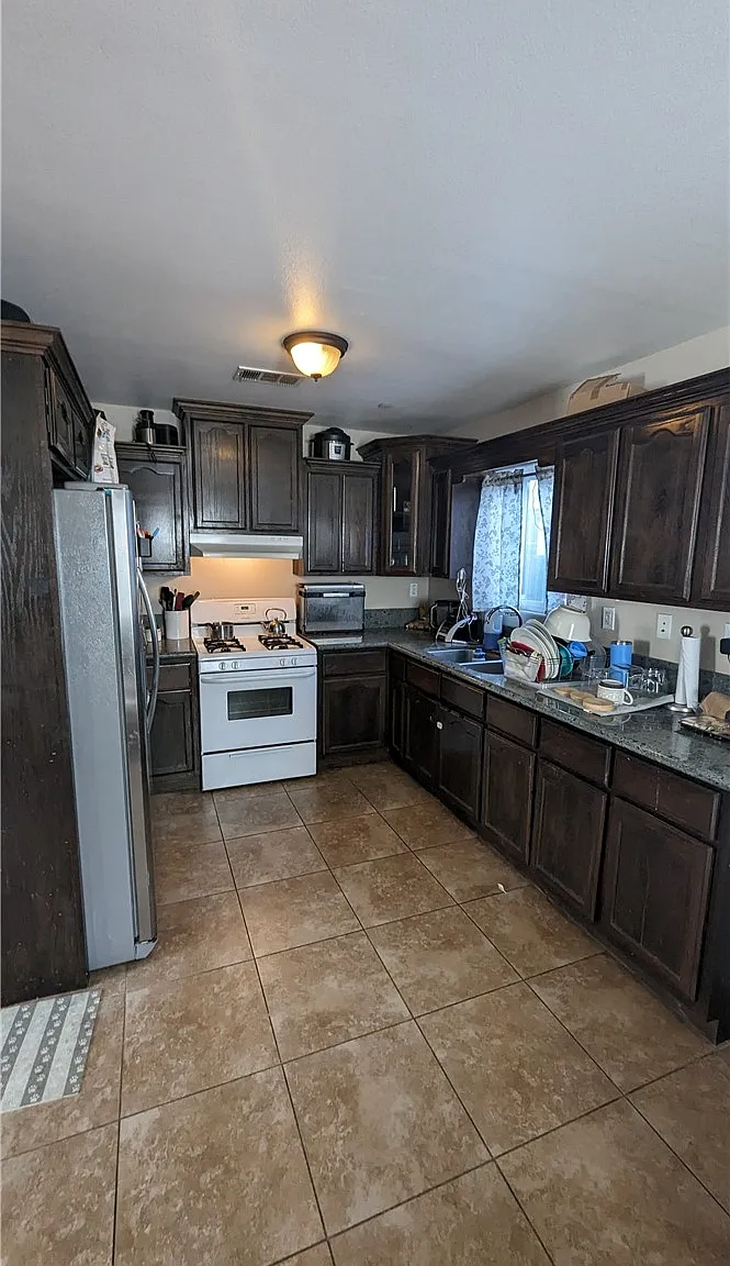4 bed, 1566 sqft, $3,700 — Photo 2