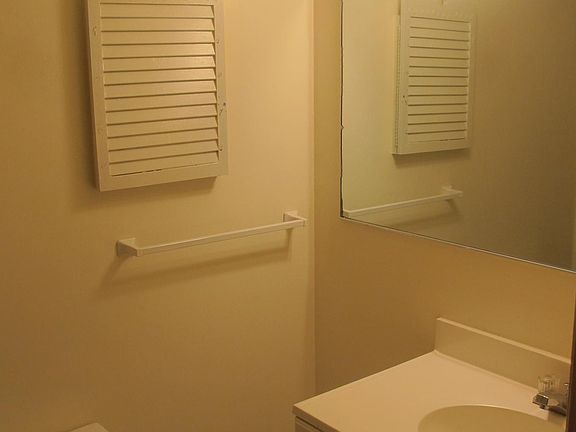 2nd image of 33601 Edgehill Dr