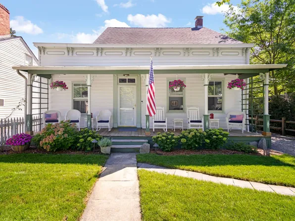 https://photos.zillowstatic.com/fp/329f5f9d8350bcbd3acdbe8a77ac484a-p_e.webp