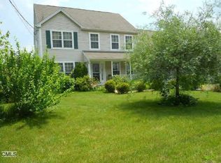 21 Commodore Hull Dr, Derby, CT 06418