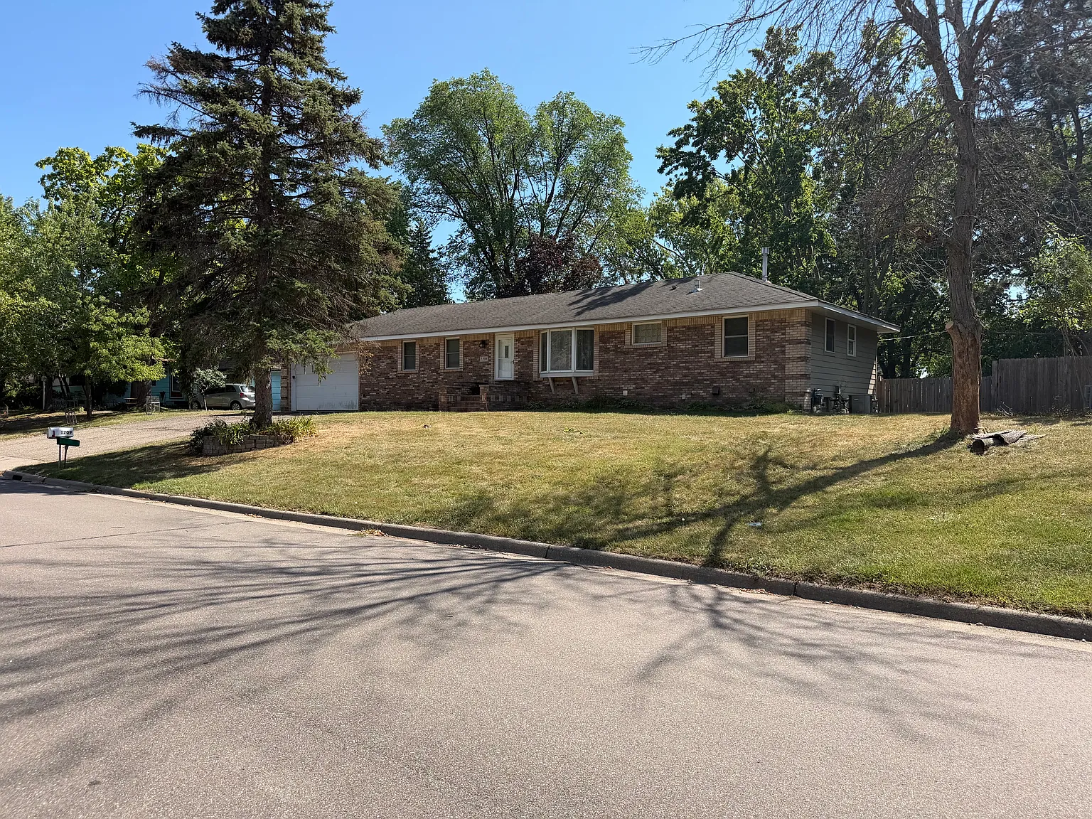 4 bed, 2100 sqft, $2,800 — Photo 2