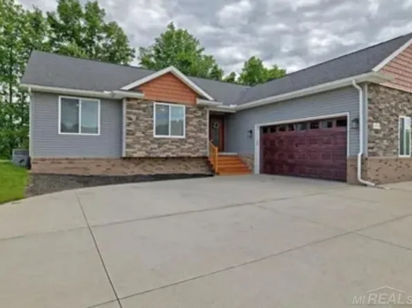 679 Pheasant Ridge Dr, Ortonville, MI 48462
