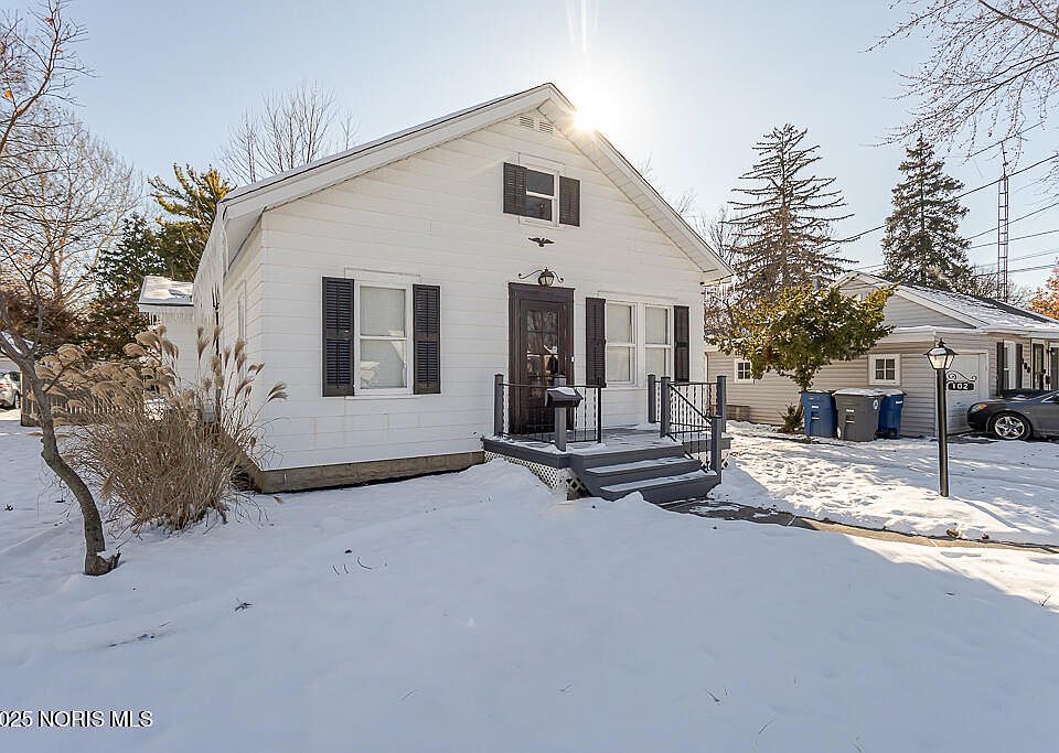 1st image of 102 Silver Maple Dr