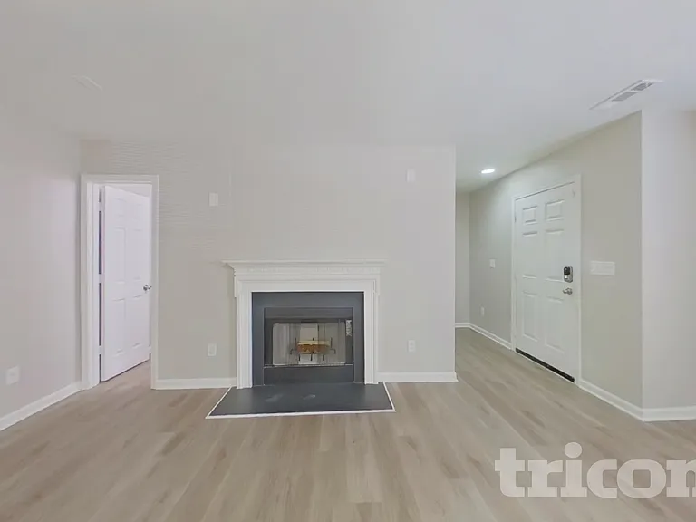 1131 Delander Ln — Photo 3