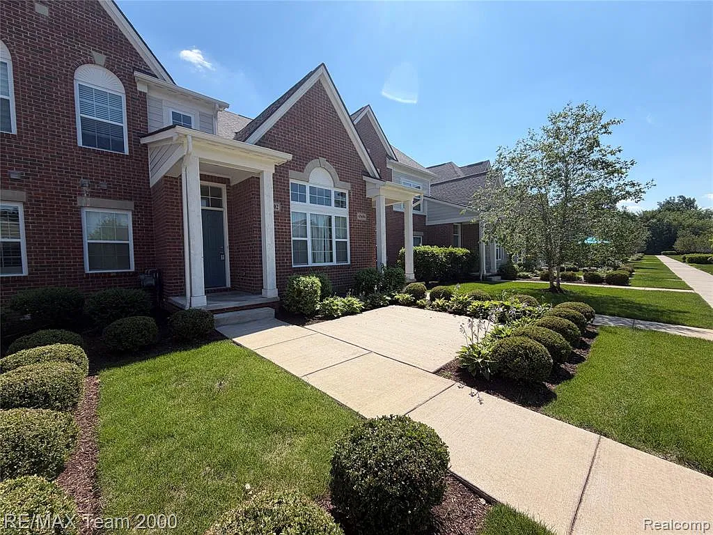 2 bed, 2.0 bath, 1925 sqft, $2,400 — Photo 2