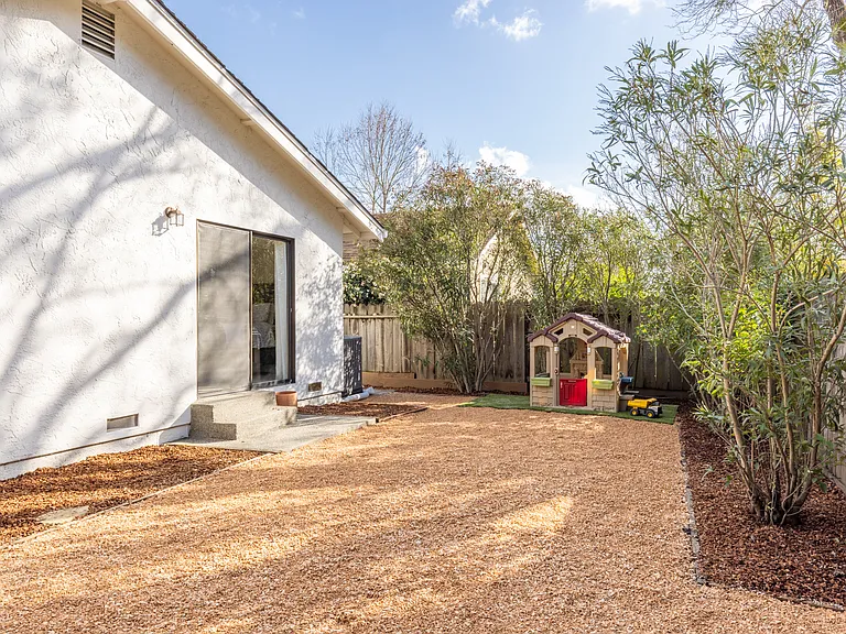 1045 Seymour St — Photo 32
