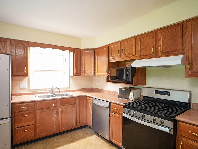 1801 Winsted Blvd — Photo 7