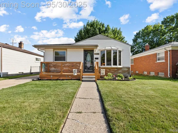 22412 Lake Dr, Saint Clair Shores, MI 48082