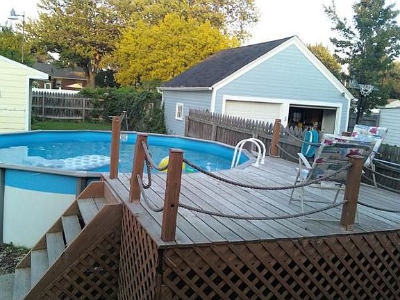 Relax Poolside!