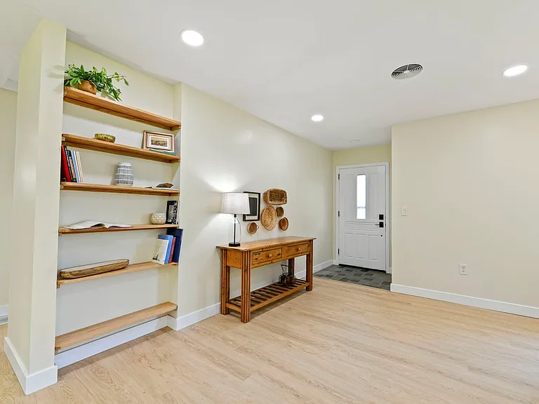 719 Hanshaw Rd — Photo 3