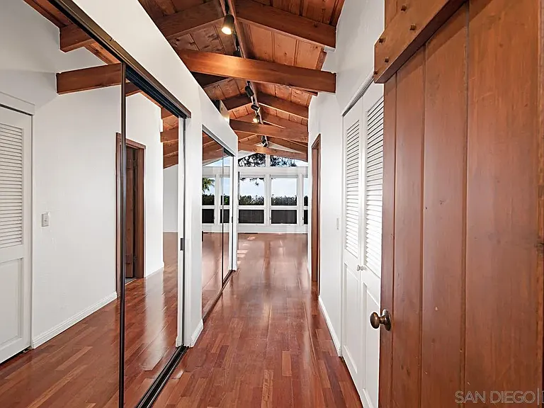 573 Amphitheatre Dr — Photo 16