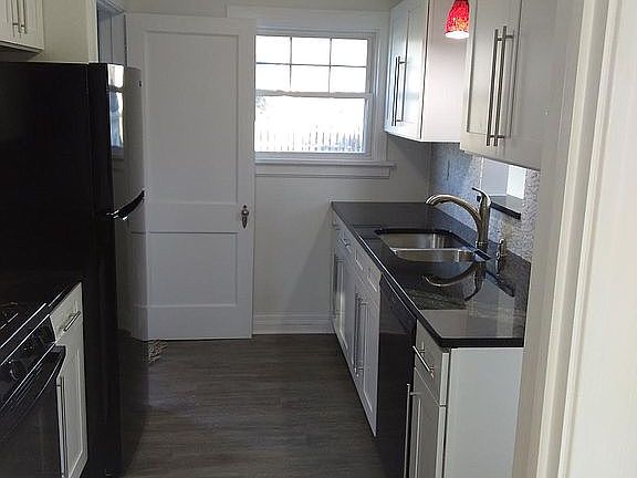 New appliances, granite.