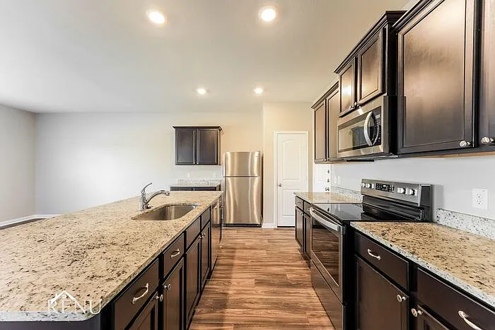 4 bed, 2.5 bath, 2204 sqft, $2,015 — Photo 4