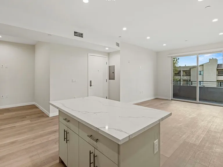 540 Oak St #104 — Photo 3