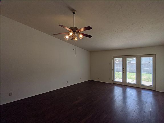 2nd image of 1108 Villa Downs Dr