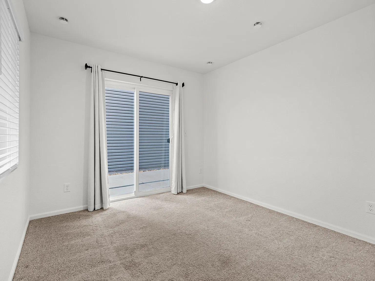 3 bed, 2.5 bath, 1041 sqft, $3,100 — Photo 3