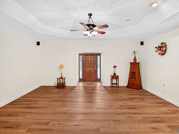 5th image of 2010 Red Oak Ln NE