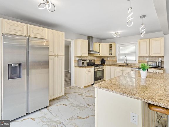 3rd image of 10 Thornhill Ct