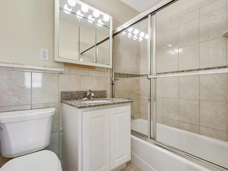 Heritage House Apartments — Photo 44