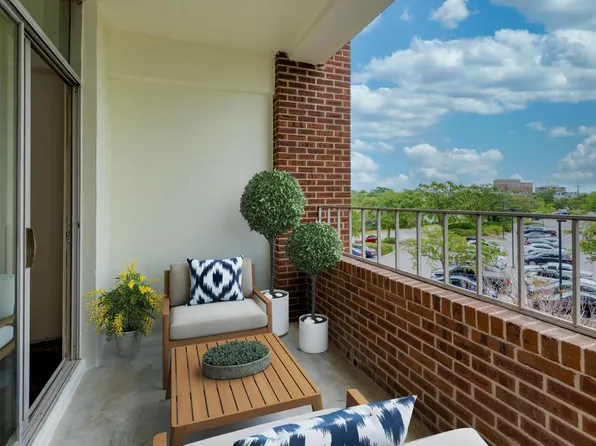 14 Lockwood Dr, Charleston, SC