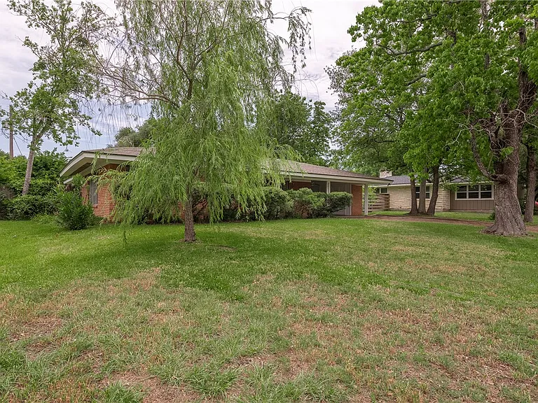 501 Helena St — Photo 3