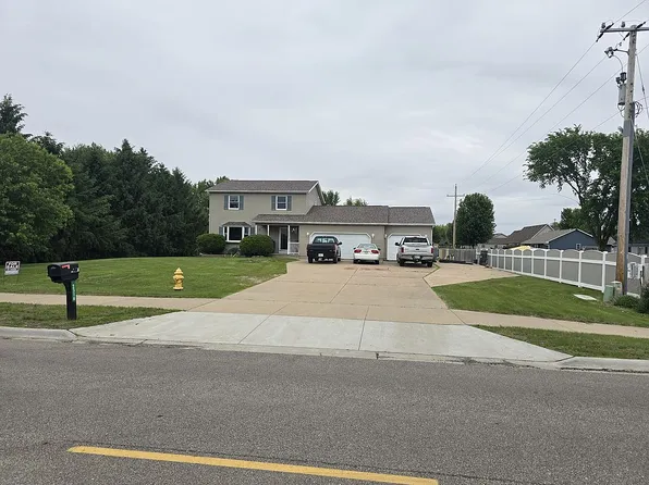 2316 9th St, Camanche, IA 52730