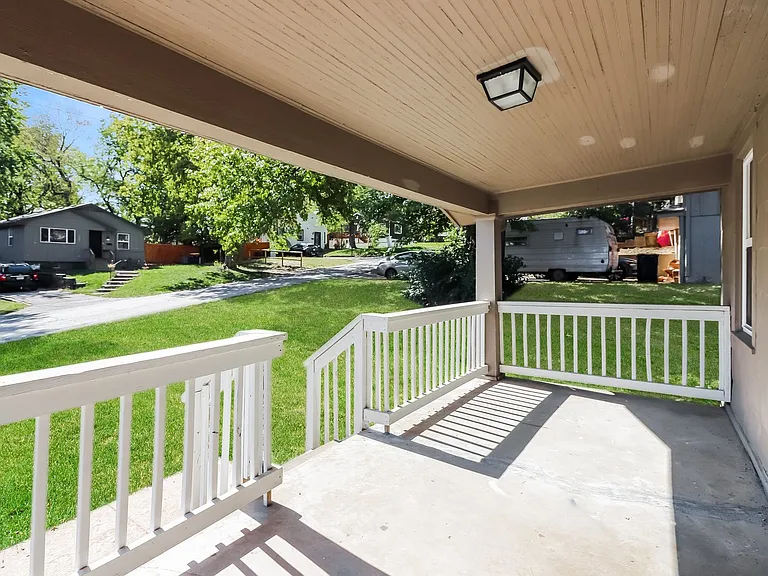 256624_029_porch_13207805.jpg