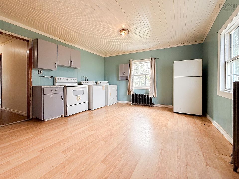 14th image of 379 Ripley St