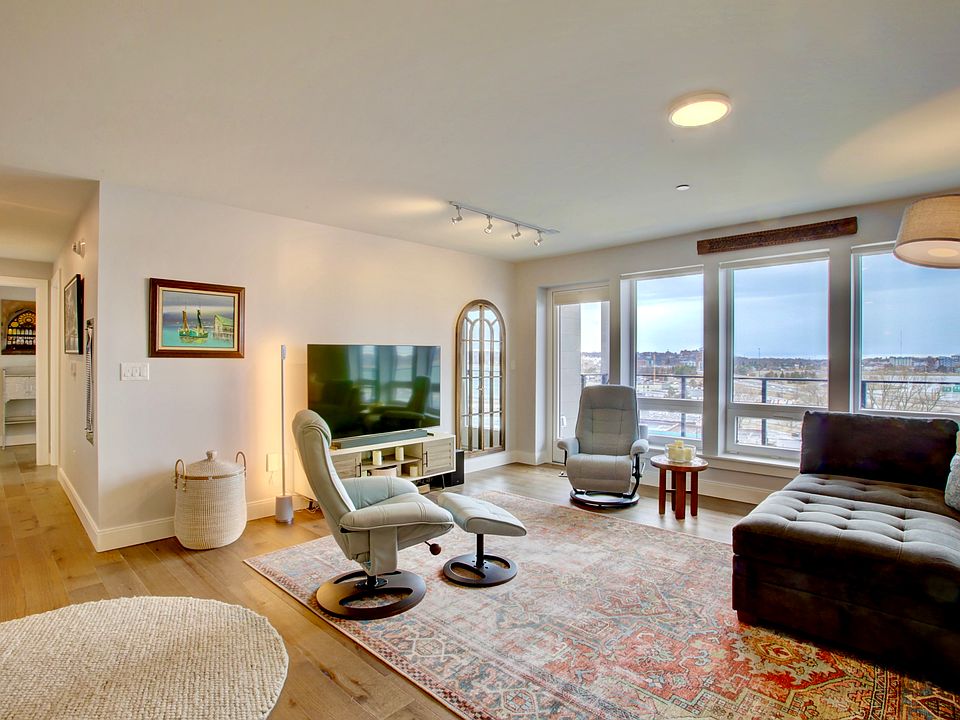 Living room (with 65" TV)