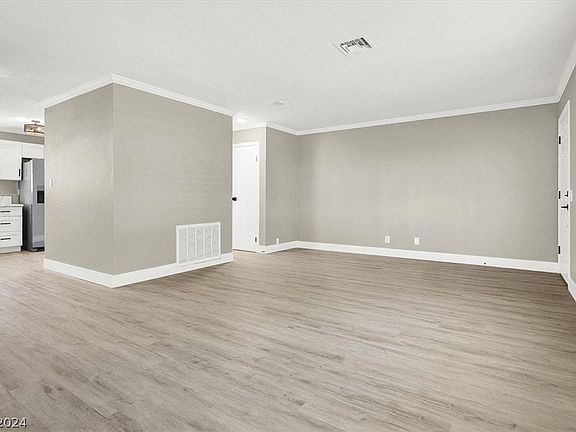 4th image of 214 Greenbriar Townhouse Way #1