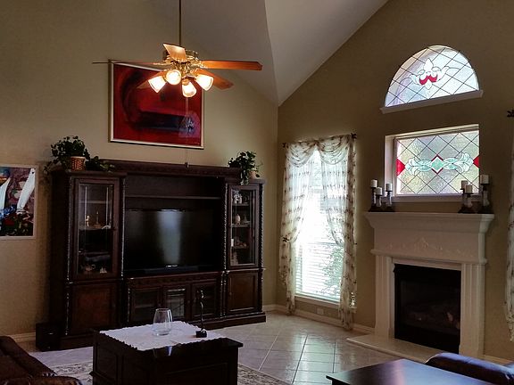 Living Room w gas fireplace